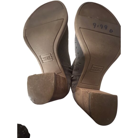 TOMS Charcoal Gray Perforated Suede Peep Toe Ankle Boots Size 5.5 - Picture 5 of 7